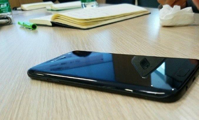 Galaxy S7 Edge Parlak Siyah Fotoğraf Galerisi