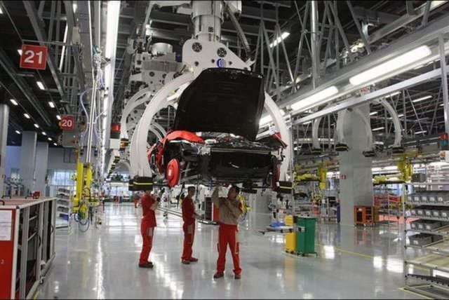 Ferrari, üretim tesisinin kapılarını araladı