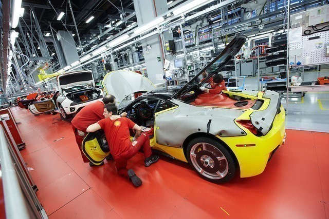 Ferrari, üretim tesisinin kapılarını araladı