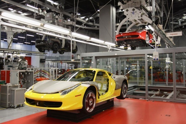 Ferrari, üretim tesisinin kapılarını araladı