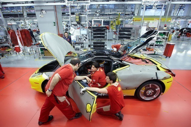 Ferrari, üretim tesisinin kapılarını araladı
