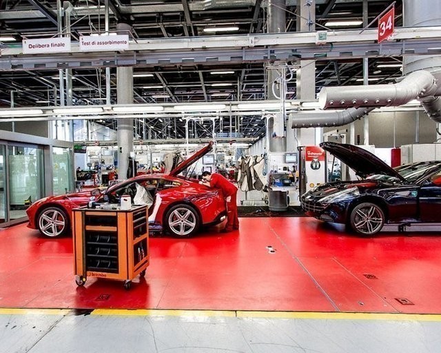 Ferrari, üretim tesisinin kapılarını araladı