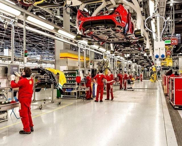 Ferrari, üretim tesisinin kapılarını araladı