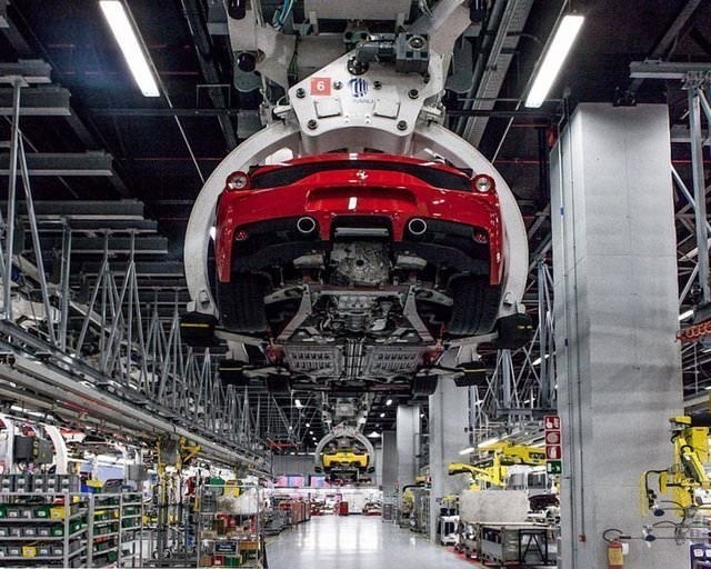 Ferrari, üretim tesisinin kapılarını araladı