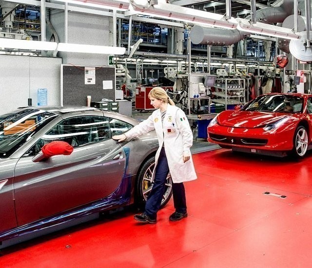 Ferrari, üretim tesisinin kapılarını araladı