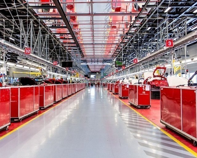 Ferrari, üretim tesisinin kapılarını araladı