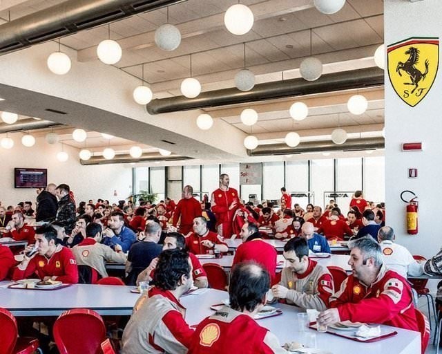 Ferrari, üretim tesisinin kapılarını araladı