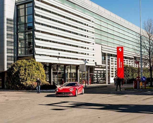 Ferrari, üretim tesisinin kapılarını araladı