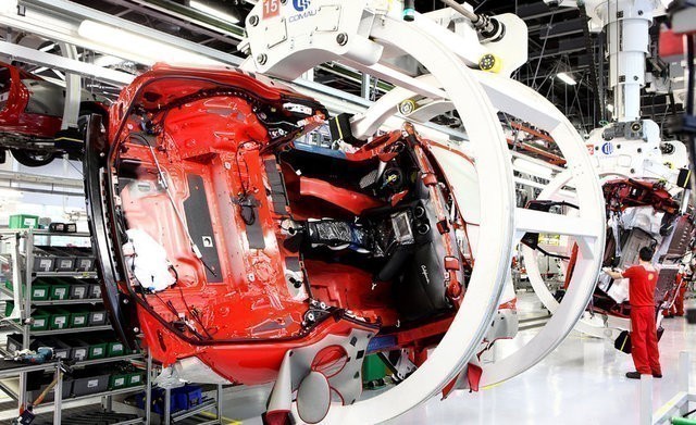 Ferrari, üretim tesisinin kapılarını araladı