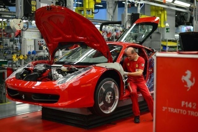Ferrari, üretim tesisinin kapılarını araladı