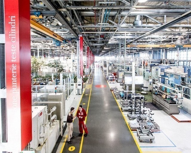 Ferrari, üretim tesisinin kapılarını araladı