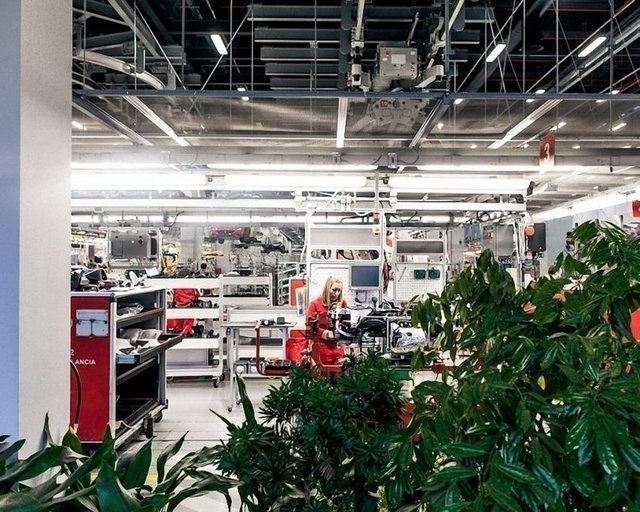 Ferrari, üretim tesisinin kapılarını araladı