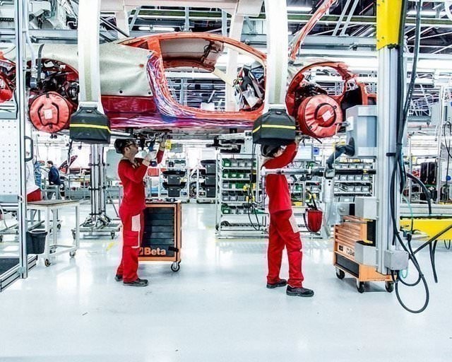 Ferrari, üretim tesisinin kapılarını araladı