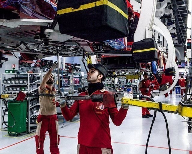 Ferrari, üretim tesisinin kapılarını araladı