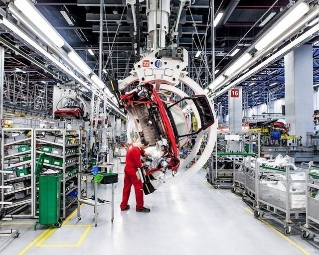 Ferrari, üretim tesisinin kapılarını araladı