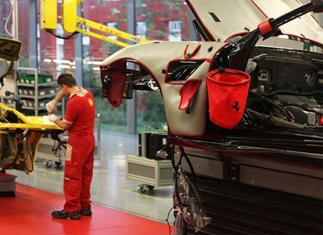Ferrari, üretim tesisinin kapılarını araladı