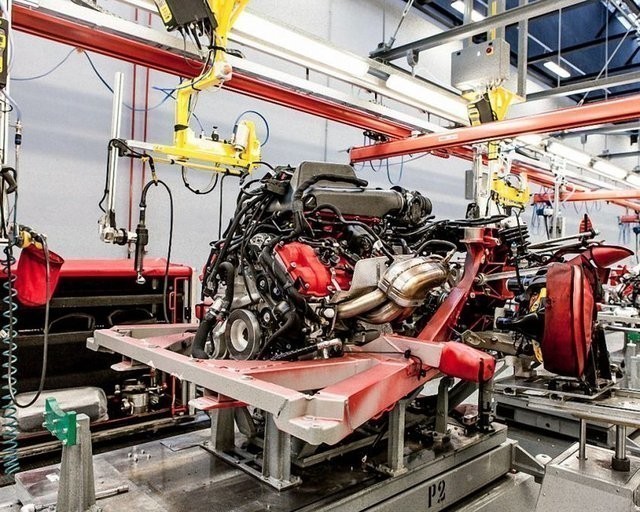 Ferrari, üretim tesisinin kapılarını araladı