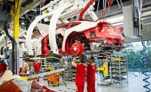 Ferrari, üretim tesisinin kapılarını araladı