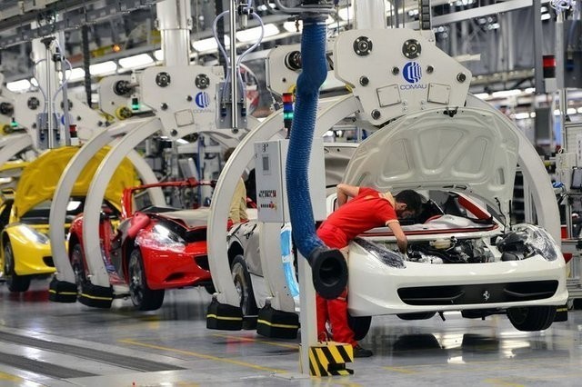 Ferrari, üretim tesisinin kapılarını araladı