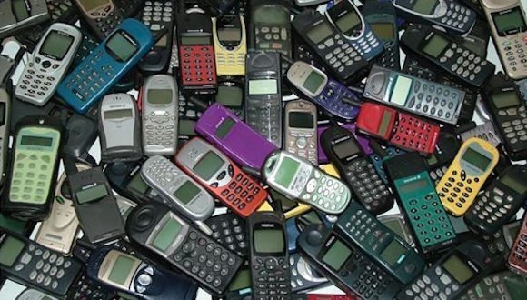 Eski telefonlardan, altın çıkartıyorlar