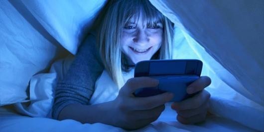 Karanlıkta telefon kullanıyorsanız dikkat!