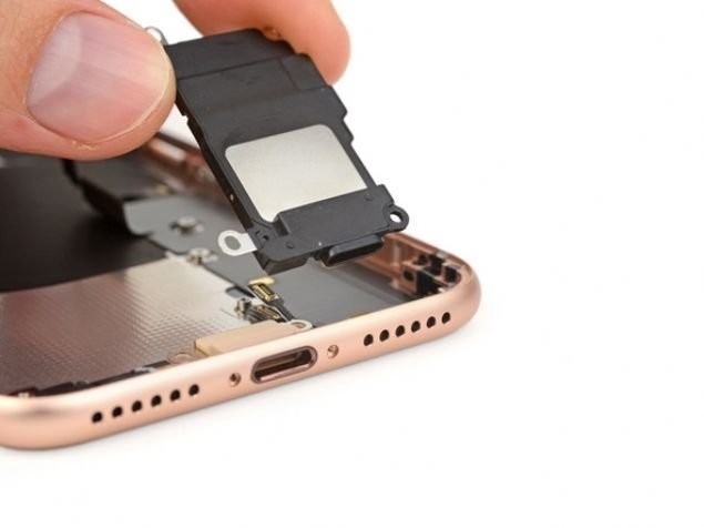 iPhone 8'i stüdyolarında tek tek parçalarına ayırdılar