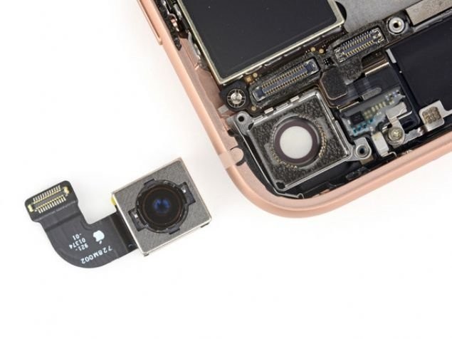 iPhone 8'i stüdyolarında tek tek parçalarına ayırdılar