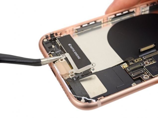 iPhone 8'i stüdyolarında tek tek parçalarına ayırdılar