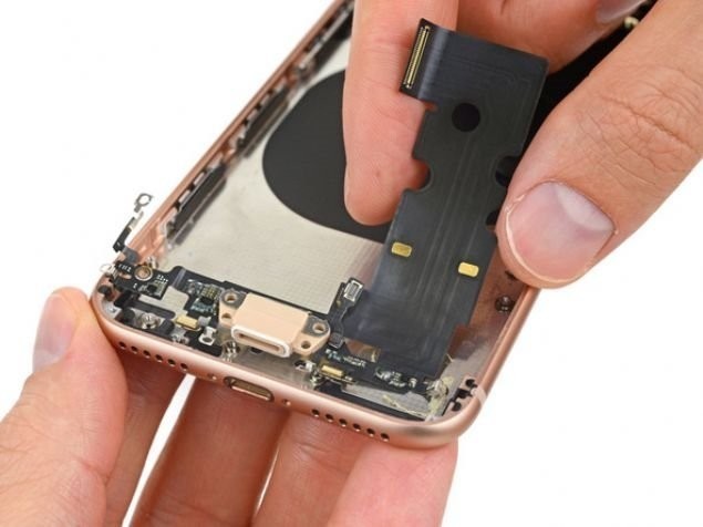 iPhone 8'i stüdyolarında tek tek parçalarına ayırdılar