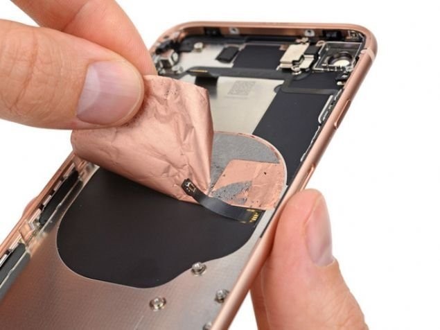 iPhone 8'i stüdyolarında tek tek parçalarına ayırdılar
