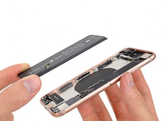 iPhone 8'i stüdyolarında tek tek parçalarına ayırdılar