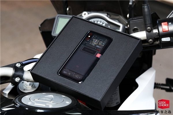 Resimlerle Xiaomi Mi 8 Explorer Edition Kutu Açılımı İncelemesi 