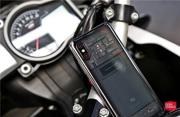 Resimlerle Xiaomi Mi 8 Explorer Edition Kutu Açılımı İncelemesi 