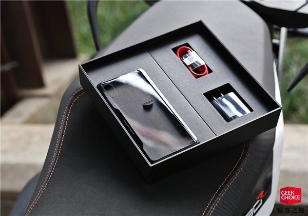 Resimlerle Xiaomi Mi 8 Explorer Edition Kutu Açılımı İncelemesi 