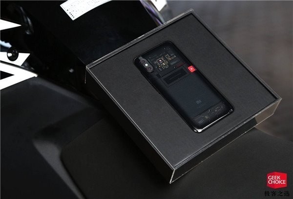 Resimlerle Xiaomi Mi 8 Explorer Edition Kutu Açılımı İncelemesi 