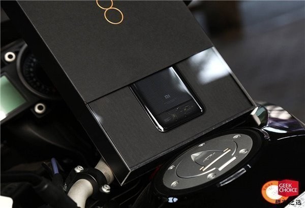 Resimlerle Xiaomi Mi 8 Explorer Edition Kutu Açılımı İncelemesi 