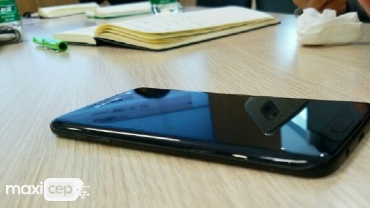 Parlak Siyah Galaxy S7 Edge Görselleri Sızdırıldı 