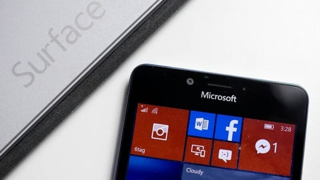 Microsoft,  2017 başlarında üç yeni Surface Phone premium seviye akıllı telefon duyurabilir. 