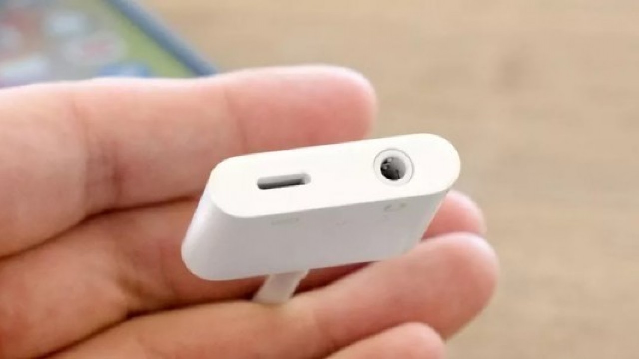 Apple, 3.5mm kulaklık girişi ve Lightning portlu yeni aksesuarını satışa sundu