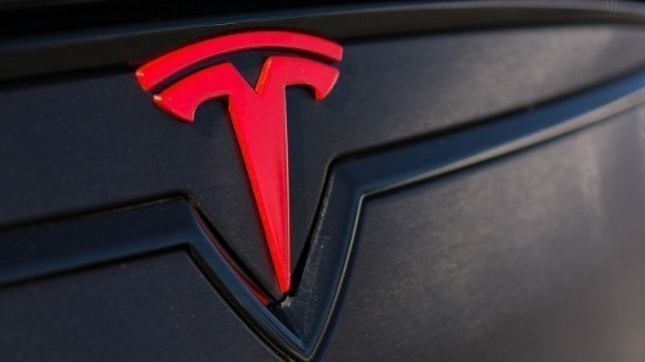 Tesla Powerbank ve masaüstü şarj istasyonunu satışa çıkardı