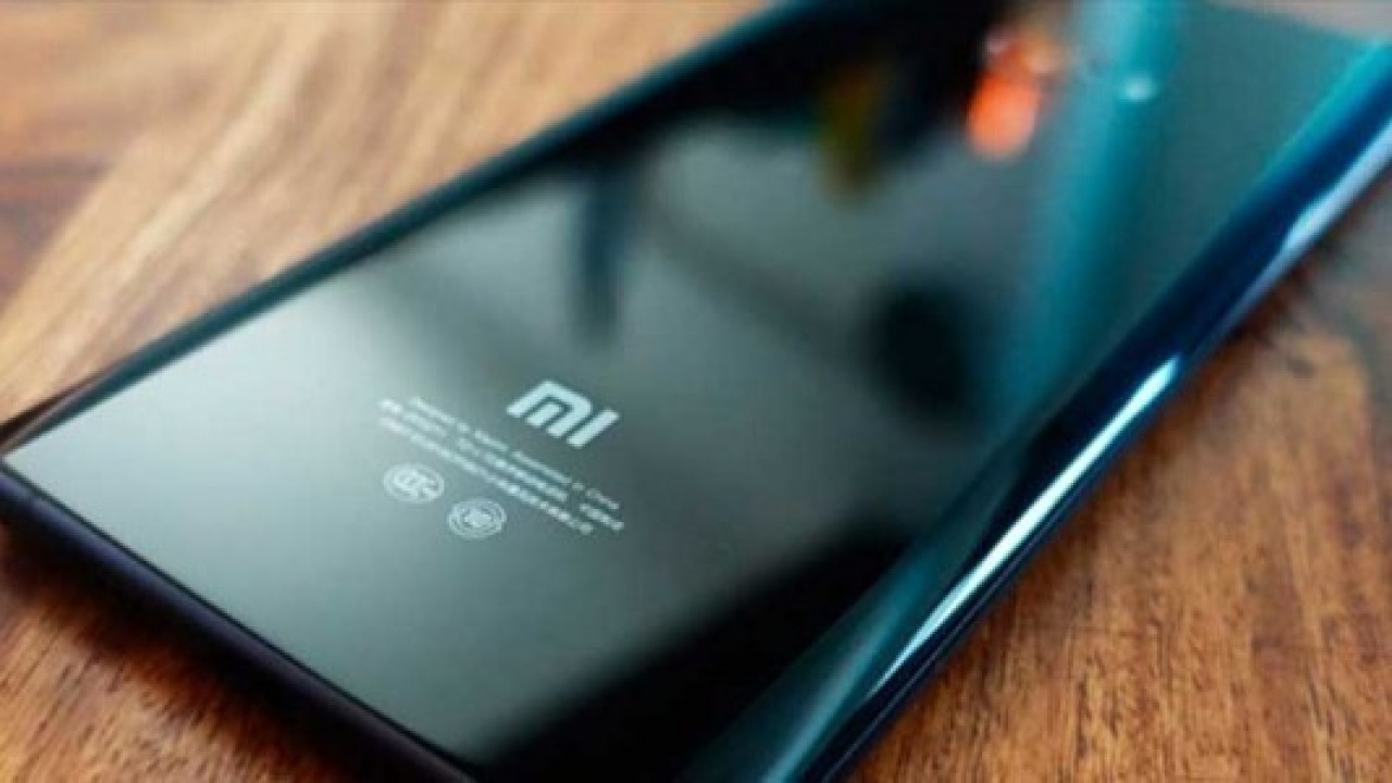 Xiaomi Mi 6 Plus'ın Sızan Arka Panel Görüntüsü, Mi 6 İle Benzer Tasarımı Ortaya Koyuyor