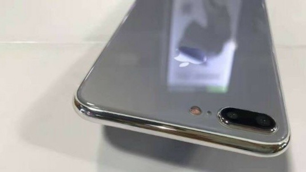 Sızdırılan İPhone 7S Plus Görüntüleri, Parlak Cam Arka Yüzeyi Sergiliyor