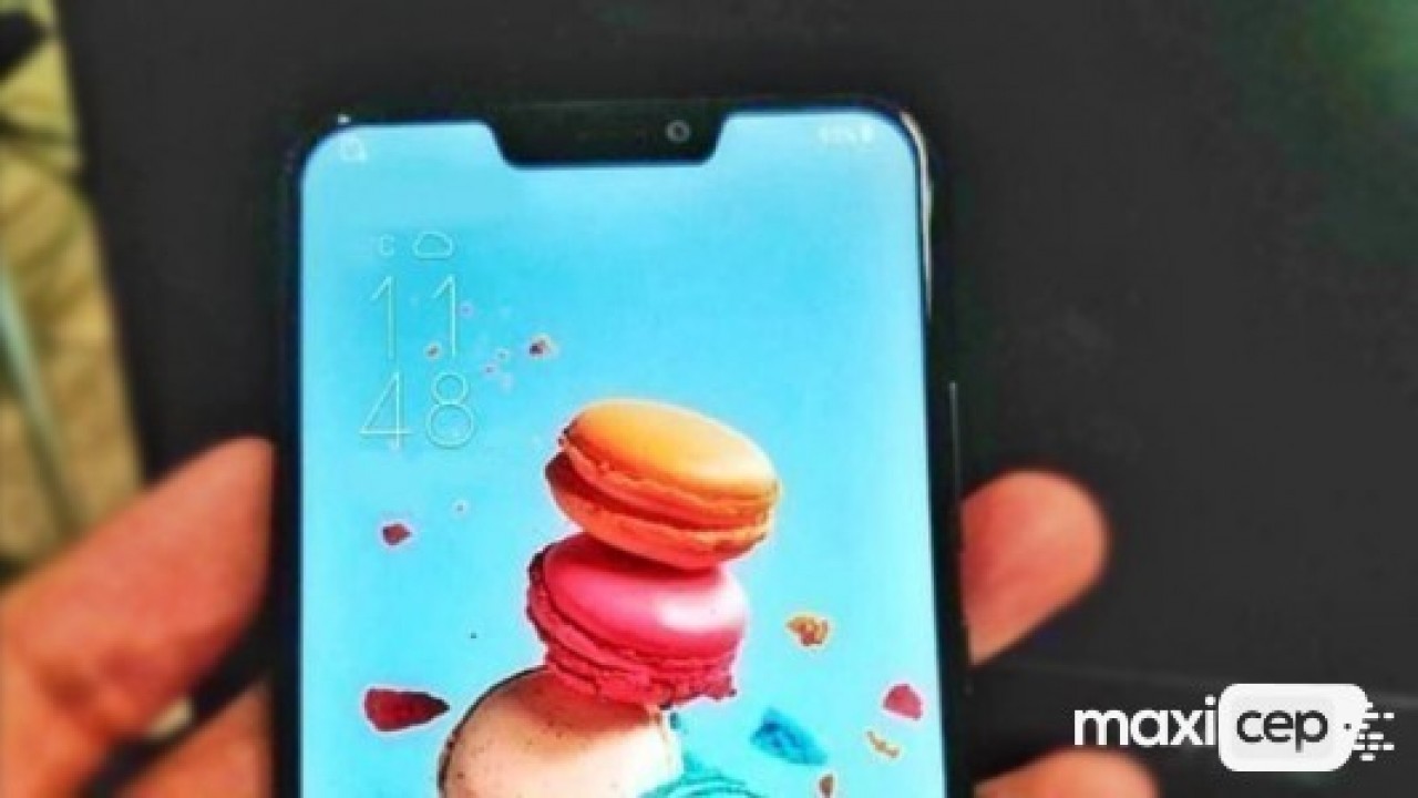 Asus Zenfone 5, bu sefer çalışırken objektife yakalandı