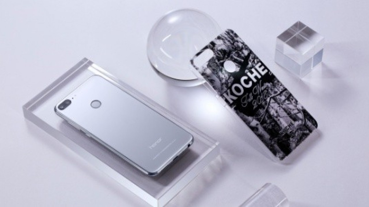 Honor, Yeni Cihazını Paris Moda Haftasında Tanıttı