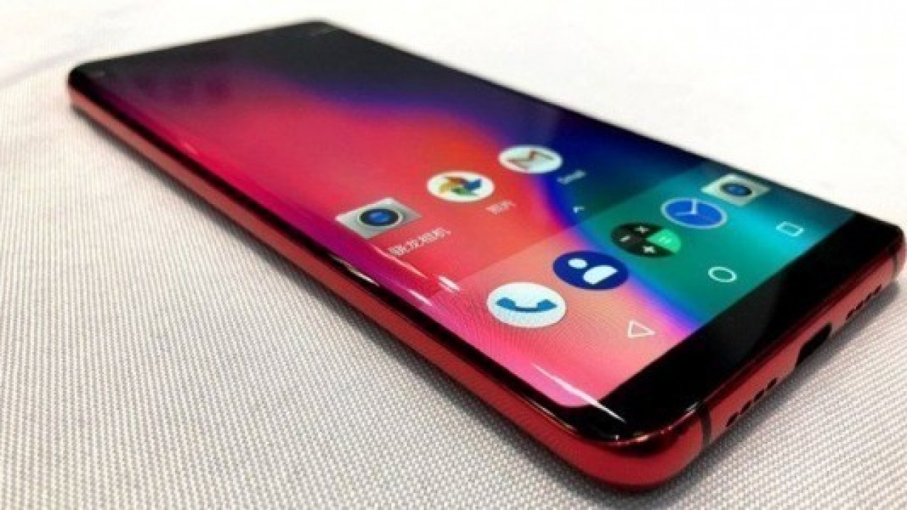 Kızaklı çift kameralı Elephone geliyor