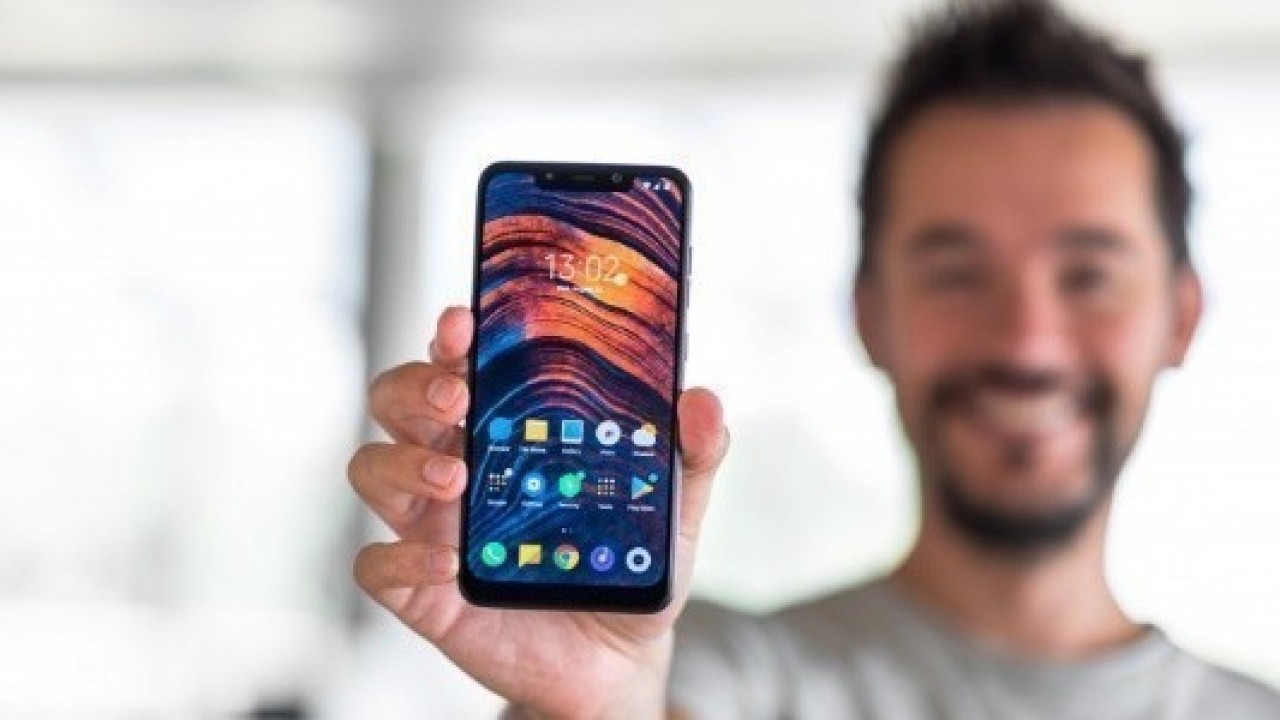Pocophone F1 Dayanıklılık Testinde