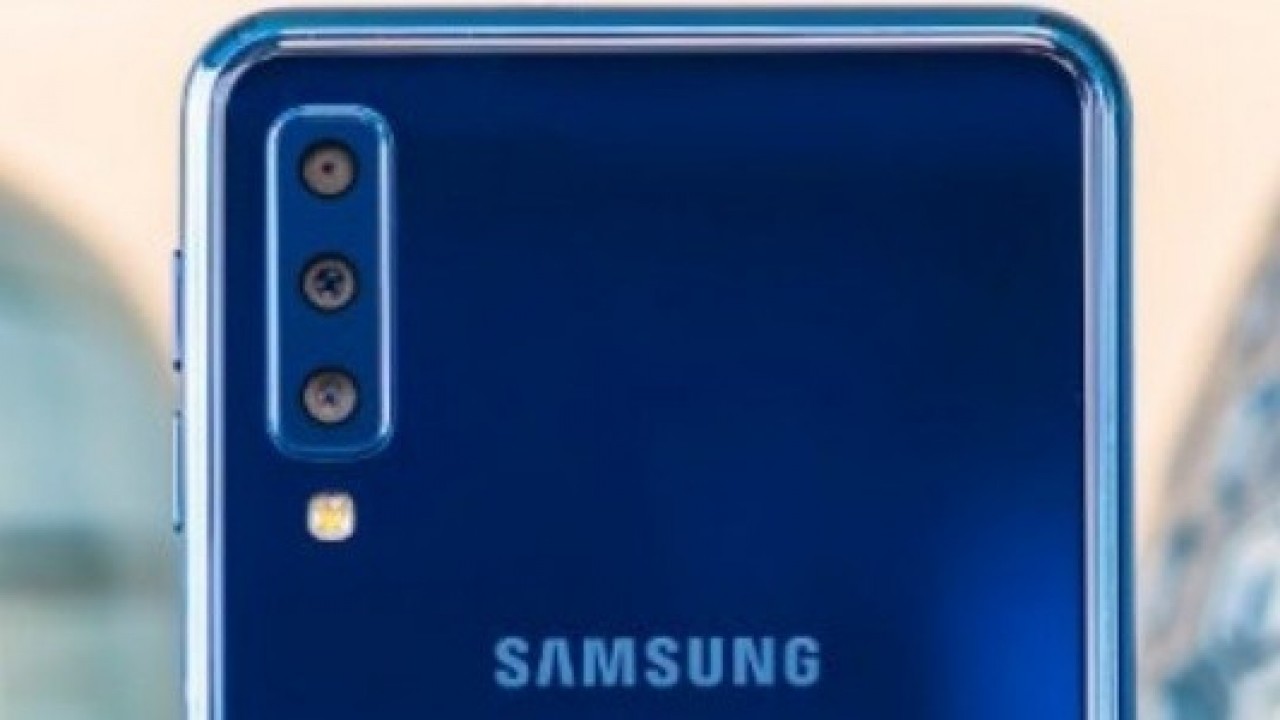 Samsung'un Katlanabilir Akıllı Telefonu, Üçlü Arka Kamera ile Gelecek