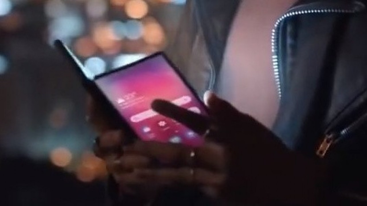 Samsung'un Katlanabilir Telefonu, Tanıtım Videosunda Göründü 