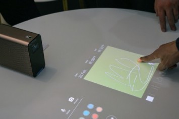 Sony'den, Android'li ve dokunmatik projektör