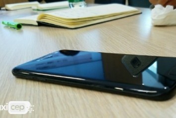 Parlak Siyah Galaxy S7 Edge Görselleri Sızdırıldı 